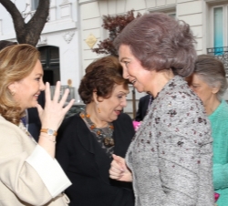 Su Majestad la Reina acompañada por S.A.R. la Princesa Doña Irene, es recibida a su llegada por S.A.R. la Princesa Wijdan Bint Fawaz Al-Hashemi, presi